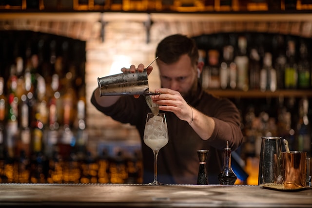 Barman míchá nápoj